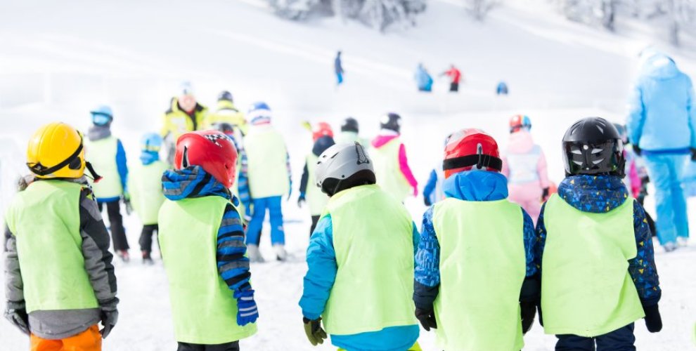 Small children ski lessons in morzine